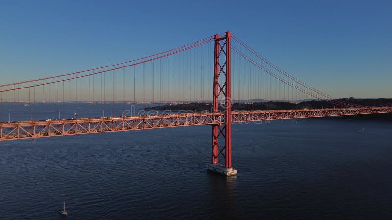 Vista por drones del puente del 25 de abril al atardecer. Ponte 25 de abril. Puente de suspensión sobre el río Tejo. Lisboa Portug metrajes