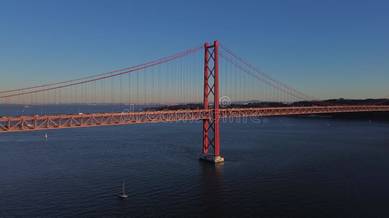 Vista por drones del puente del 25 de abril al atardecer. Ponte 25 de abril. Puente de suspensión sobre el río Tejo. Lisboa Portug almacen de video