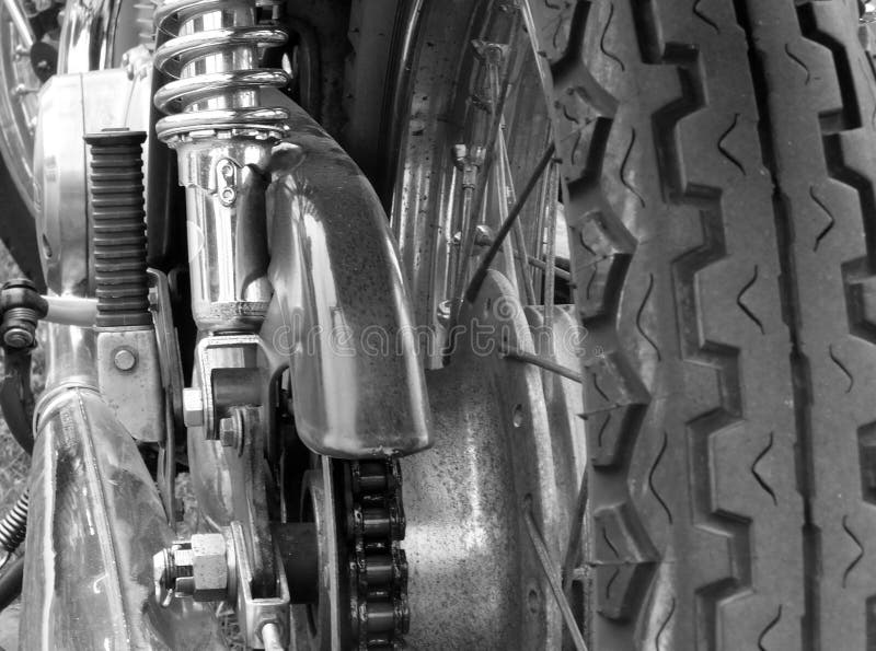 Vista posterior ascendente cercana de una motocicleta del vintage con la cadena impulsora de los rayos de la rueda de las pisadas foto de archivo Vista posterior ascendente cercana de una motocicleta del vintage con la cadena impulsora de los rayos de la rueda de las pisadas foto de archivo