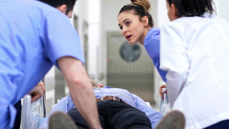 Vista posterior de los médicos que corren a la sala de operaciones almacen de video