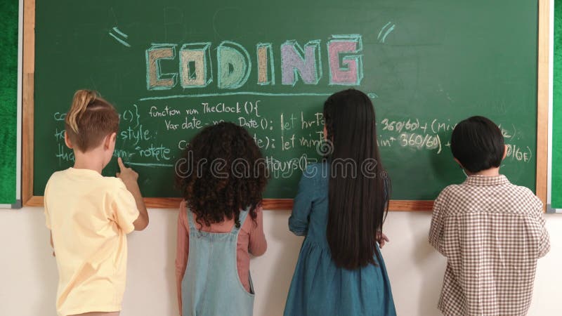 Vista posterior del mensaje de escritura del estudiante en el tablero mientras la chica da la vuelta. Pedagogía. almacen de video