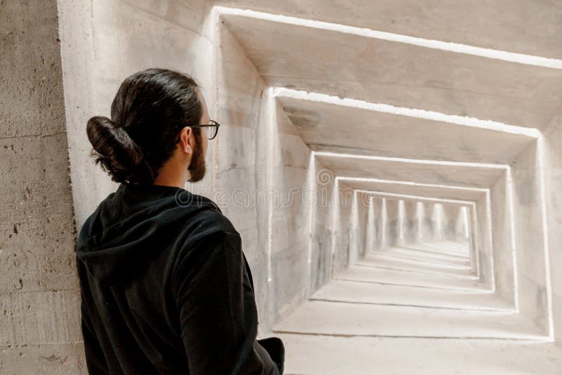 Vista posterior en hombre caucásico en la ropa casual que se coloca y que piensa en futuro y la opción de la dirección Desafío de fotos de archivo Vista posterior en hombre caucásico en la ropa casual que se coloca y que piensa en futuro y la opción de la dirección Desafío de fotos de archivo