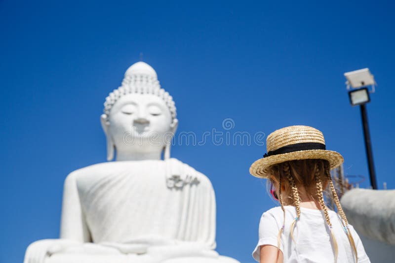 Vista posteriore della condizione della bambina vicino alla grande statua di Buddha a Phuket, Tailandia Concetto di turismo in As fotografie stock Vista posteriore della condizione della bambina vicino alla grande statua di Buddha a Phuket, Tailandia Concetto di turismo in As fotografie stock
