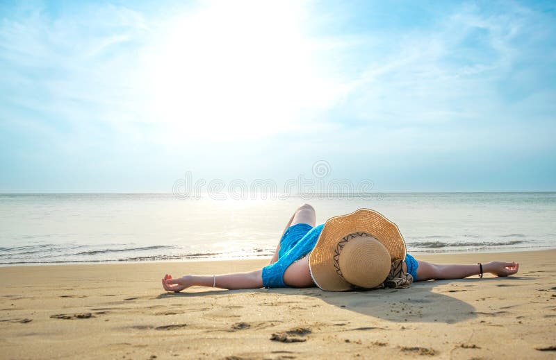 Vista posteriore di una giovane modella sdraiata sulla spiaggia di Patong fotografia stock libera da diritti