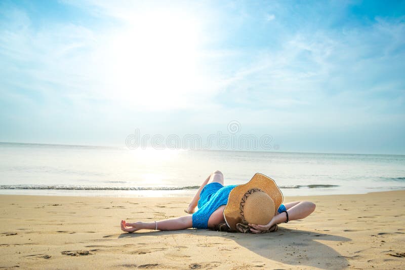 Vista posteriore di una giovane modella sdraiata sulla spiaggia di Patong immagine stock libera da diritti