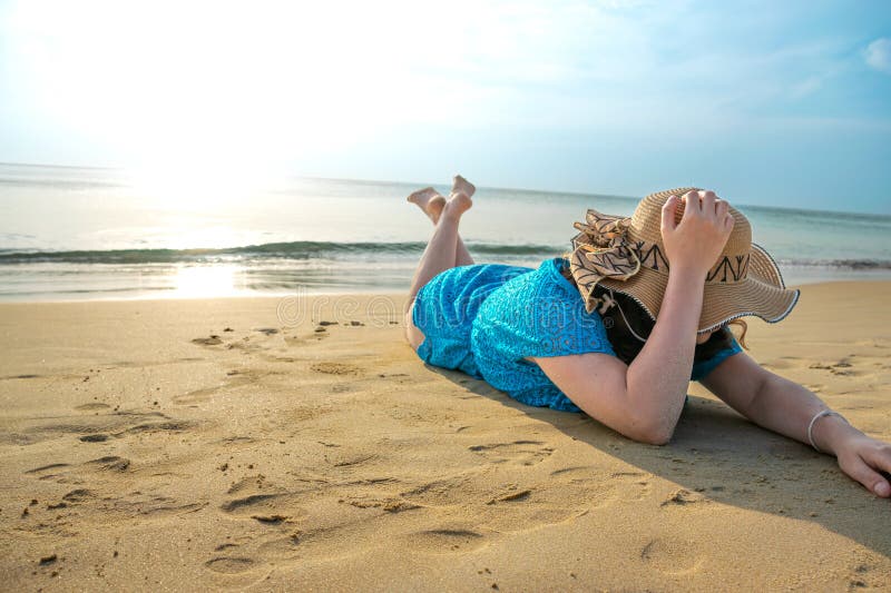 Vista posteriore di una giovane modella sdraiata sulla spiaggia di Patong immagine stock libera da diritti