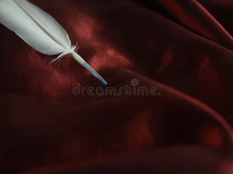 Vista potata spoletta lussuosa su tessuto di seta rosso fotografia stock libera da diritti Vista potata spoletta lussuosa su tessuto di seta rosso fotografia stock libera da diritti