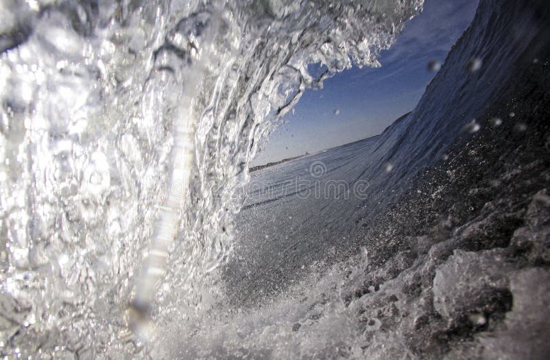 Vista praticante il surfing blu dell'onda dall'interno del tubo immagine stock libera da diritti Vista praticante il surfing blu dell'onda dall'interno del tubo immagine stock libera da diritti