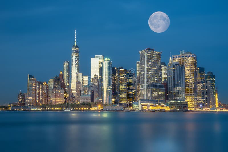 vista que sorprende del Lower Manhattan y del distrito financiero después del su foto de archivo vista que sorprende del Lower Manhattan y del distrito financiero después del su foto de archivo