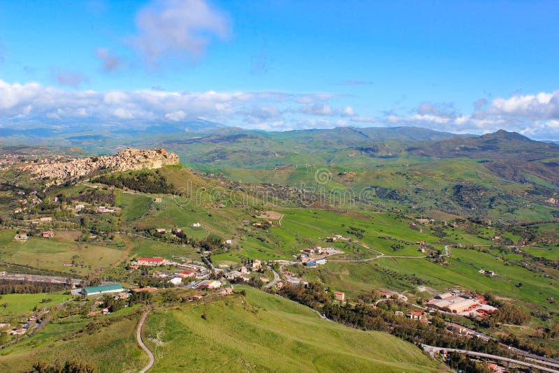 Vista que sorprende del pueblo Calascibetta en Sicilia tomada con paisaje montañoso verde adyacente Fotografiado del punto de vis imagen de archivo libre de regalías Vista que sorprende del pueblo Calascibetta en Sicilia tomada con paisaje montañoso verde adyacente Fotografiado del punto de vis imagen de archivo libre de regalías