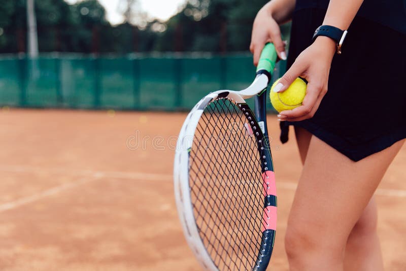 Vista ravvicinata della giovane donna pronta a colpire una pallina da tennis Gioco sul tribunale fotografie stock Vista ravvicinata della giovane donna pronta a colpire una pallina da tennis Gioco sul tribunale fotografie stock