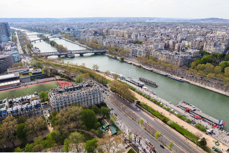 Vista a?rea da cidade e do Seine River de Paris da torre Eiffel france Em abril de 2019 imagens de stock Vista a?rea da cidade e do Seine River de Paris da torre Eiffel france Em abril de 2019 imagens de stock