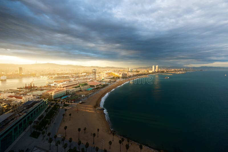 Vista a?rea da praia de Barcelona durante o por do sol ao longo do beira-mar em Barcelona, Espanha Mar Mediterr?neo na Espanha imagem de stock Vista a?rea da praia de Barcelona durante o por do sol ao longo do beira-mar em Barcelona, Espanha Mar Mediterr?neo na Espanha imagem de stock