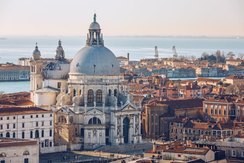Vista a?rea de Grand Canal e da bas?lica Santa Maria della Salute, Veneza, It?lia Veneza ? um destino popular do turista de fotos de stock royalty free Vista a?rea de Grand Canal e da bas?lica Santa Maria della Salute, Veneza, It?lia Veneza ? um destino popular do turista de fotos de stock royalty free