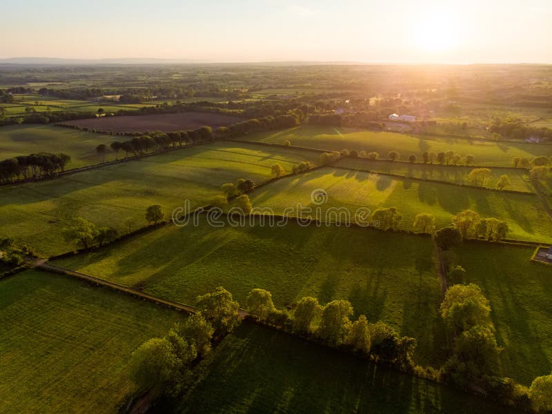 Vista a?rea de pastos enormes y de tierras de labrant?o sin fin de Irlanda Campo irlandés hermoso con los campos y los prados ver imagen de archivo libre de regalías Vista a?rea de pastos enormes y de tierras de labrant?o sin fin de Irlanda Campo irlandés hermoso con los campos y los prados ver imagen de archivo libre de regalías