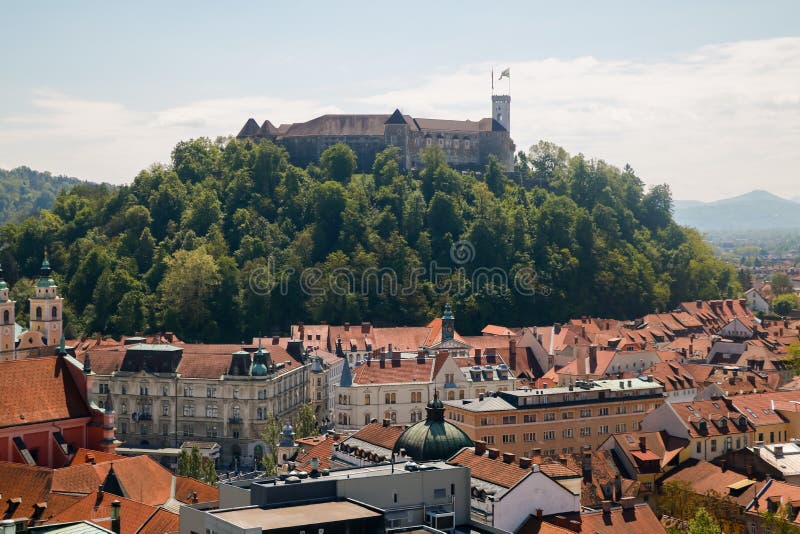 Vista a?rea del castillo de Ljubljana en la puesta del sol en Eslovenia fotografía de archivo Vista a?rea del castillo de Ljubljana en la puesta del sol en Eslovenia fotografía de archivo