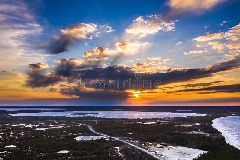 Vista a?rea do lago congelado Por do sol dourado opini?o do zang?o imagem de stock Vista a?rea do lago congelado Por do sol dourado opini?o do zang?o imagem de stock