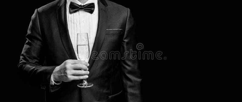Vista recortada de um homem de smoking que aplaude em estúdio. tuxedo gritando com champanhe. foto de stock royalty free