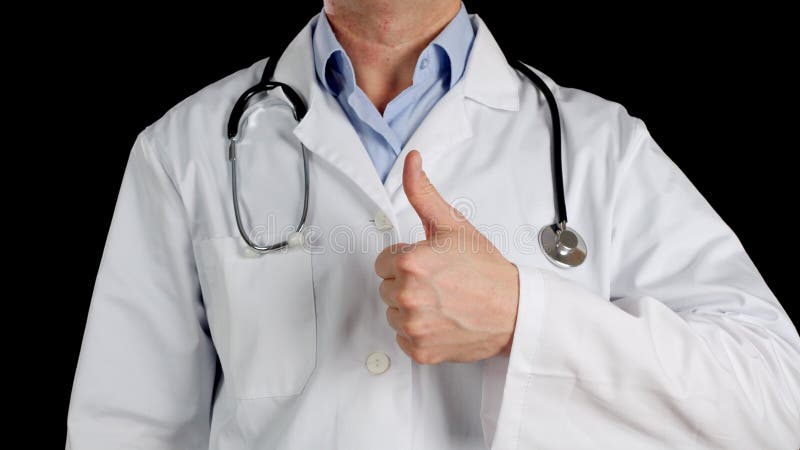 Vista recortada del médico mostrando el pulgar hacia arriba almacen de metraje de vídeo