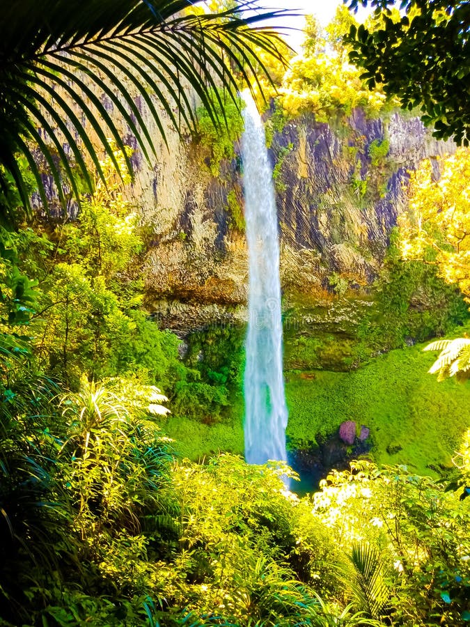 Vista romântica da cachoeira calma ao lago da água fresca imagens de stock royalty free Vista romântica da cachoeira calma ao lago da água fresca imagens de stock royalty free