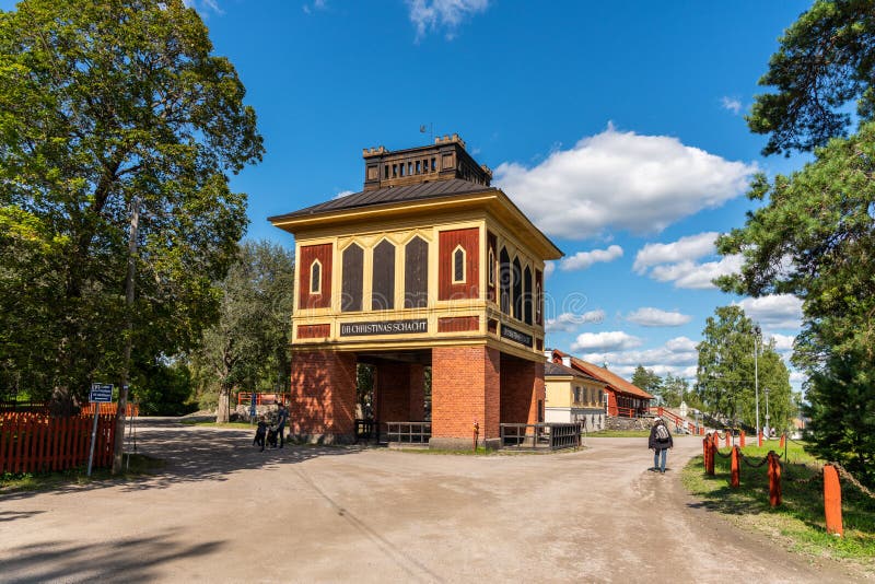 Vista rural al aire libre del histórico y famoso edificio de eje de la Reina Christinas en la mina Sala Silver en Suecia foto de archivo Vista rural al aire libre del histórico y famoso edificio de eje de la Reina Christinas en la mina Sala Silver en Suecia foto de archivo