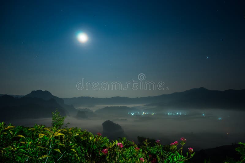 Vista rurale alla mezzanotte fotografia stock libera da diritti Vista rurale alla mezzanotte fotografia stock libera da diritti