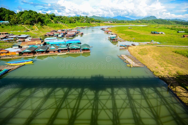 Vista rurale di ombra del ponte di lunedì fotografia stock libera da diritti Vista rurale di ombra del ponte di lunedì fotografia stock libera da diritti