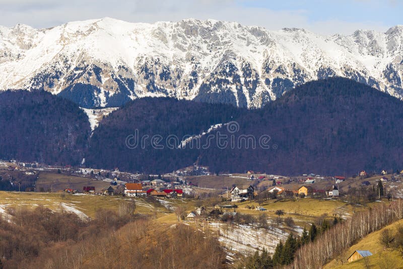 Vista rurale rumena che affronta i Carpathians immagini stock libere da diritti Vista rurale rumena che affronta i Carpathians immagini stock libere da diritti