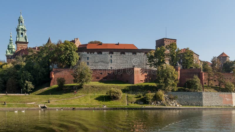 Vista sbalorditiva del castello di Wawel dal Vistola nel centro storico di Cracovia, Polonia immagine stock libera da diritti Vista sbalorditiva del castello di Wawel dal Vistola nel centro storico di Cracovia, Polonia immagine stock libera da diritti
