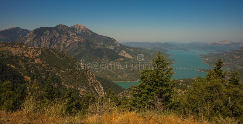 Vista scenica dalla montagna al lago Kremaston, Evritania, Grecia immagini stock Vista scenica dalla montagna al lago Kremaston, Evritania, Grecia immagini stock