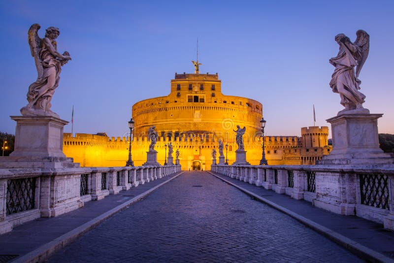 Vista scenica del castello San Angelo prima di alba, Roma immagini stock libere da diritti Vista scenica del castello San Angelo prima di alba, Roma immagini stock libere da diritti
