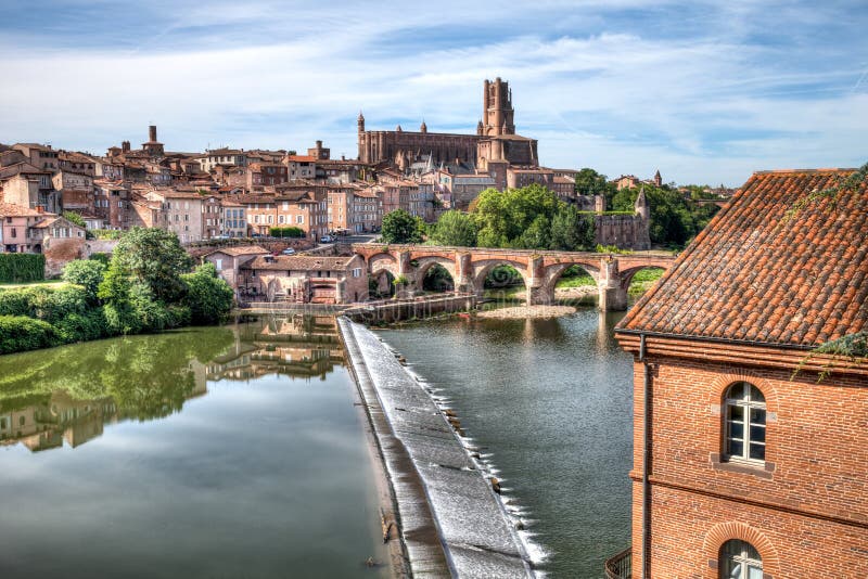 Vista scenica del fiume e della cattedrale a Albi Francia immagine stock libera da diritti Vista scenica del fiume e della cattedrale a Albi Francia immagine stock libera da diritti