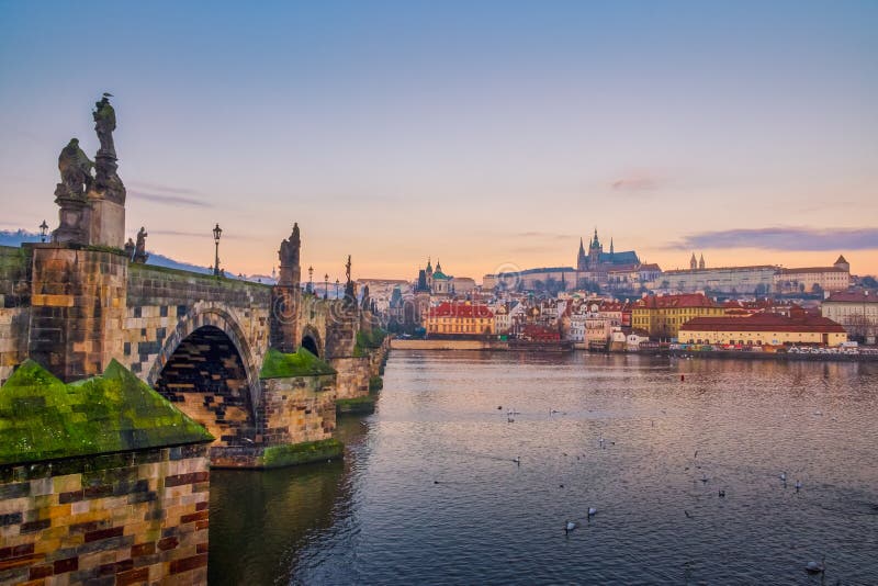 Vista scenica del ponte di Charles e del castello di Praga ad alba, Praga, repubblica Ceca immagine stock Vista scenica del ponte di Charles e del castello di Praga ad alba, Praga, repubblica Ceca immagine stock