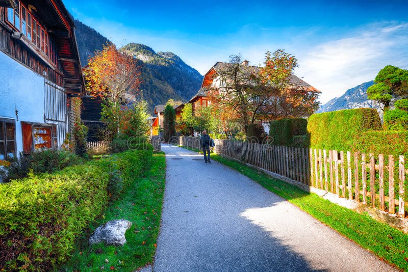 Vista scenica del viilage famoso di Hallstatt Alpino austriaco tipico immagini stock Vista scenica del viilage famoso di Hallstatt Alpino austriaco tipico immagini stock