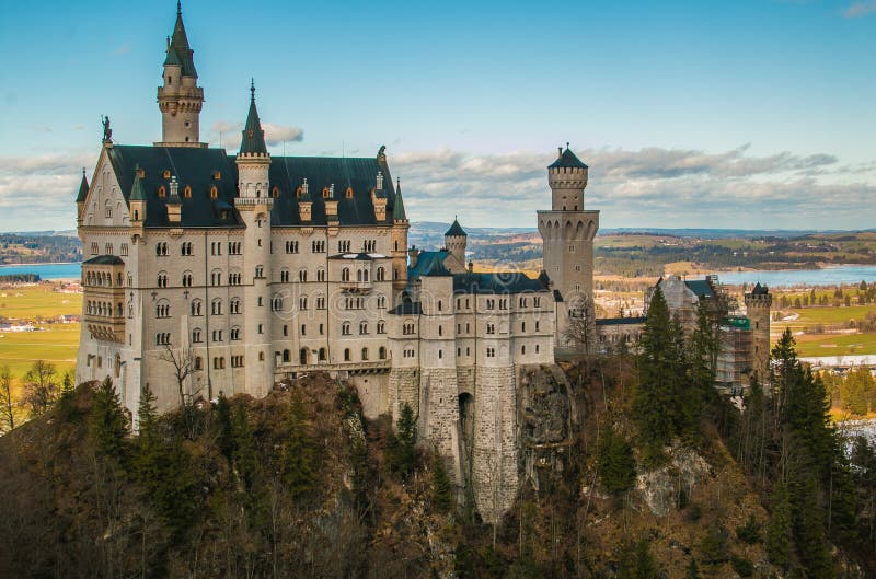 Vista scenica della favola famosa che guarda il castello del Neuschwanstein in Baviera, Germania immagini stock libere da diritti Vista scenica della favola famosa che guarda il castello del Neuschwanstein in Baviera, Germania immagini stock libere da diritti
