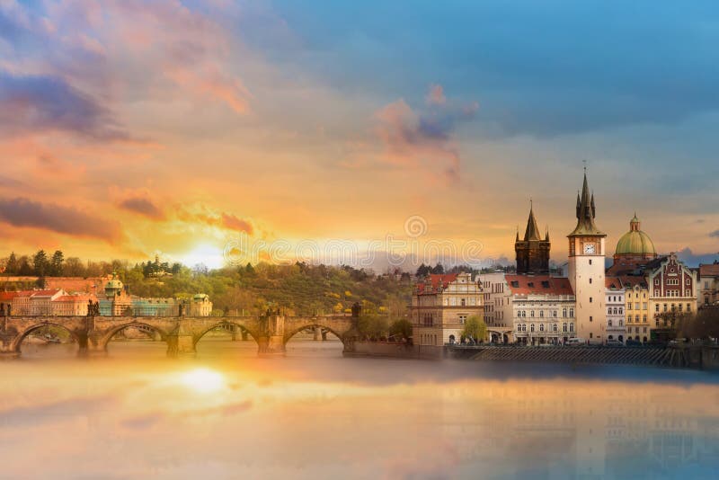 Vista scenica di estate degli edifici di Città Vecchia, del ponte di Charles e del fiume della Moldava a Praga durante il tramont