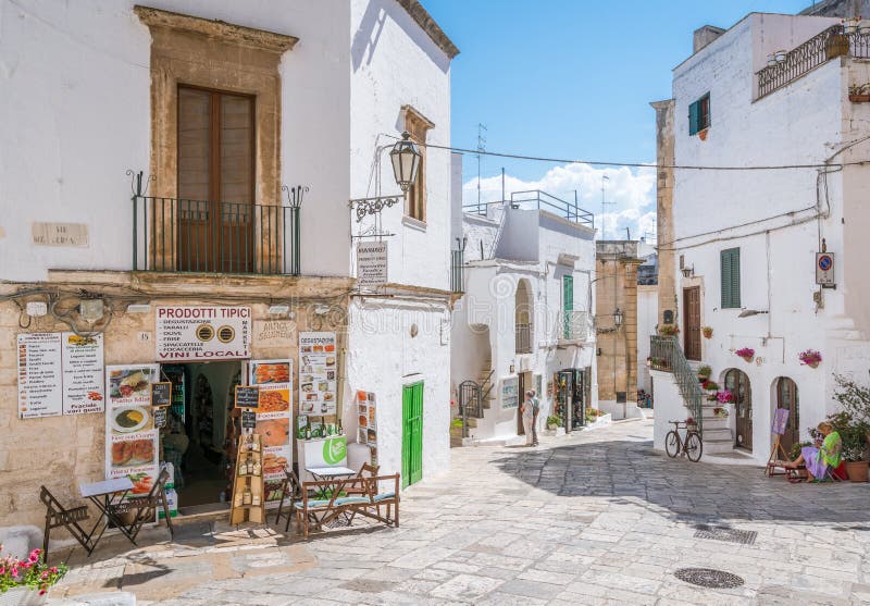 Vista scenica di estate in Ostuni, provincia di Brindisi, Puglia, Italia immagine stock libera da diritti Vista scenica di estate in Ostuni, provincia di Brindisi, Puglia, Italia immagine stock libera da diritti