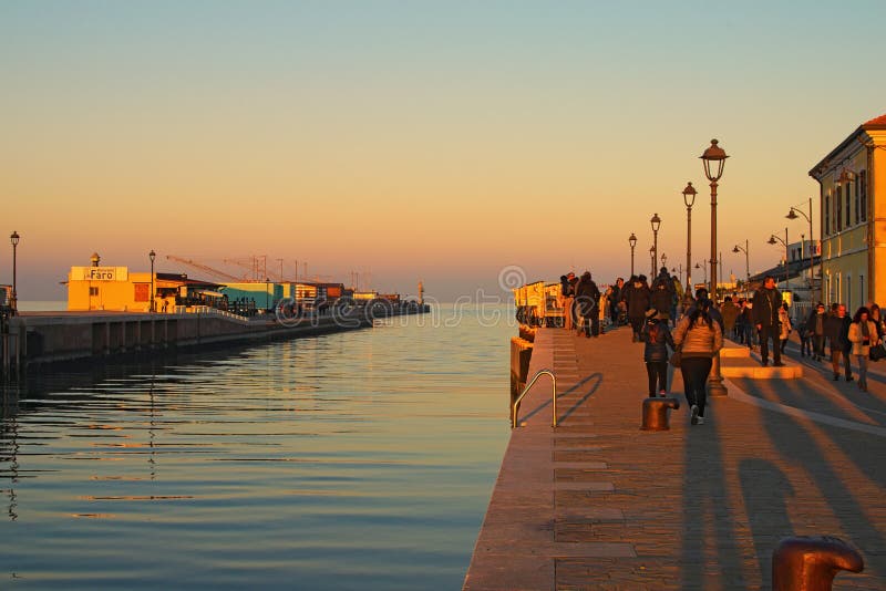 Vista scenica di tramonto a Cesenatico Oporto Canale La gente sta passeggiando lentamente lungo il canale fotografia stock libera da diritti Vista scenica di tramonto a Cesenatico Oporto Canale La gente sta passeggiando lentamente lungo il canale fotografia stock libera da diritti
