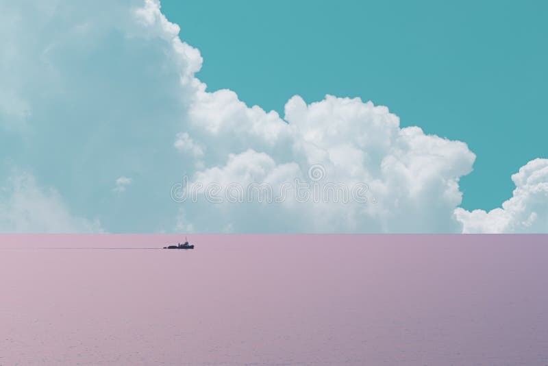 Vista scenica minimalista astratta del mare calmo con la barca nel tramonto fotografia stock Vista scenica minimalista astratta del mare calmo con la barca nel tramonto fotografia stock