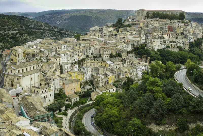 Vista scenica spettacolare delle case variopinte a vecchia Ragusa Ibla e una strada di avvolgimento in Sicilia immagine stock libera da diritti Vista scenica spettacolare delle case variopinte a vecchia Ragusa Ibla e una strada di avvolgimento in Sicilia immagine stock libera da diritti