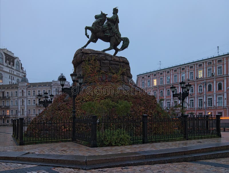 Vista scenica sul monumento di Bohdan Khmelnitsky del hetman su Sofia Square, Kyiv, Ucraina Mattina in anticipo di autunno immagini stock Vista scenica sul monumento di Bohdan Khmelnitsky del hetman su Sofia Square, Kyiv, Ucraina Mattina in anticipo di autunno immagini stock