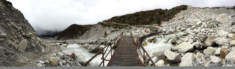 Vista semi panorámica del puente del metal que lleva al pueblo de Thukla imagenes de archivo Vista semi panorámica del puente del metal que lleva al pueblo de Thukla imagenes de archivo