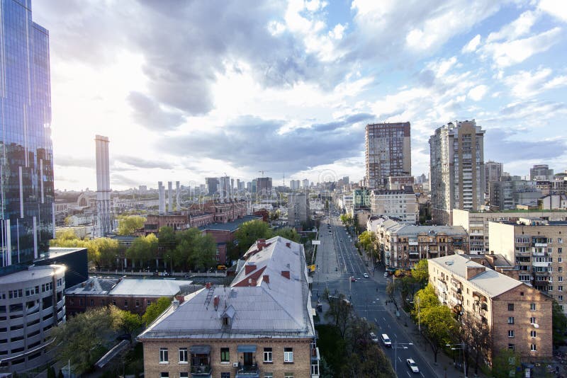 Vista serial de la ciudad hermosa asombrosa de Kyiv en la salida del sol foto de archivo libre de regalías Vista serial de la ciudad hermosa asombrosa de Kyiv en la salida del sol foto de archivo libre de regalías