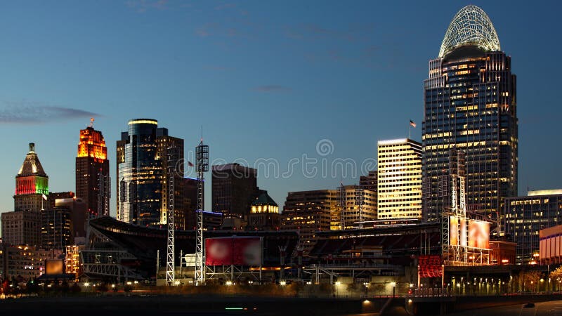 Vista do horizonte de Cincinnati, Ohio, ao anoitecer foto de stock royalty free