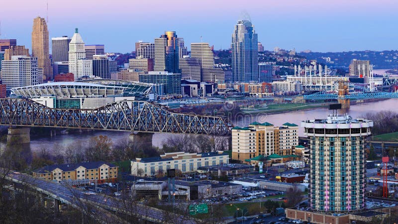 A vista skyline do Cincinnati, Ohio como a noite cai fotos de stock royalty free