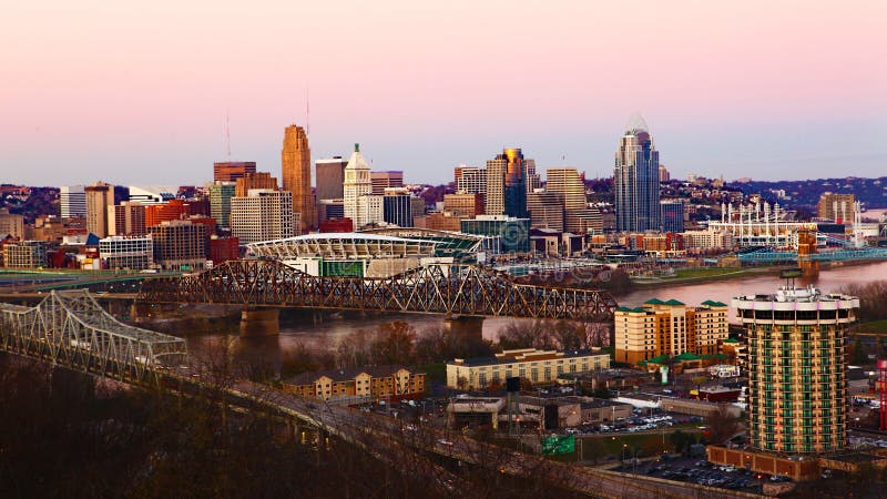 Vista do horizonte de Cincinnati, Ohio, ao crepúsculo imagem de stock royalty free