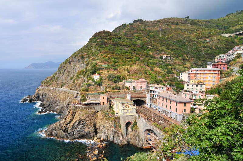 Vista sobre a estação de comboios de Riomaggiore, Ligúria, Cinque Terre, Itália, Europa fotografia de stock Vista sobre a estação de comboios de Riomaggiore, Ligúria, Cinque Terre, Itália, Europa fotografia de stock