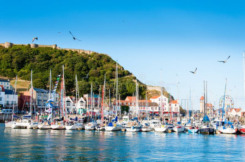 Vista sobre o porto sul da baía de Scarborough em Yorskire norte, Inglaterra foto de stock royalty free Vista sobre o porto sul da baía de Scarborough em Yorskire norte, Inglaterra foto de stock royalty free