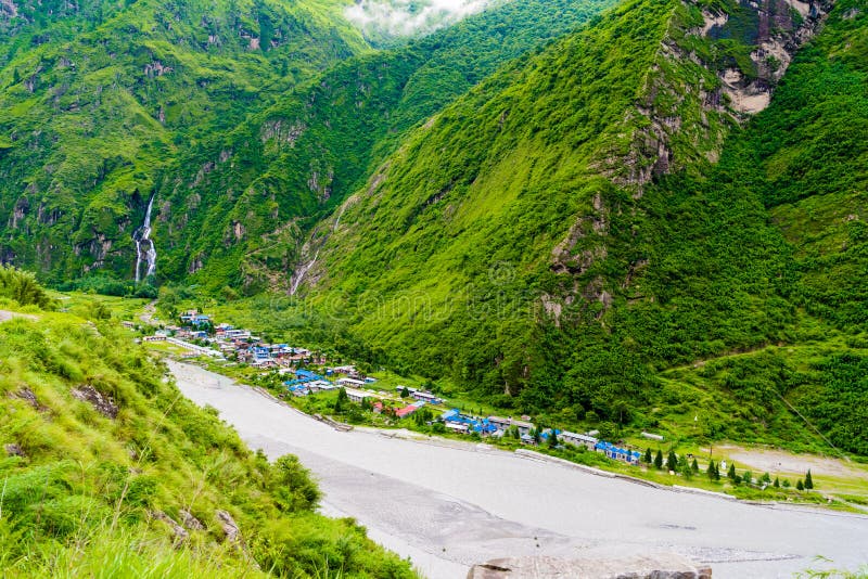A vista sobre o rio de Marsyangdi e a vila de Tal em Annapurna circuitam, Nepal fotografia de stock A vista sobre o rio de Marsyangdi e a vila de Tal em Annapurna circuitam, Nepal fotografia de stock