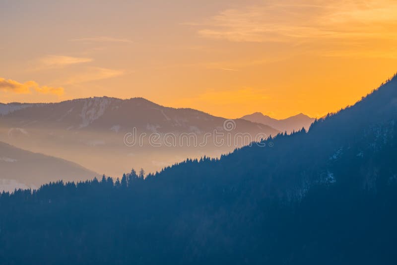 Vista sobre o vale Ennstal ao por do sol sobre montanhas Gumpeneck, Hangofen fotos de stock royalty free Vista sobre o vale Ennstal ao por do sol sobre montanhas Gumpeneck, Hangofen fotos de stock royalty free
